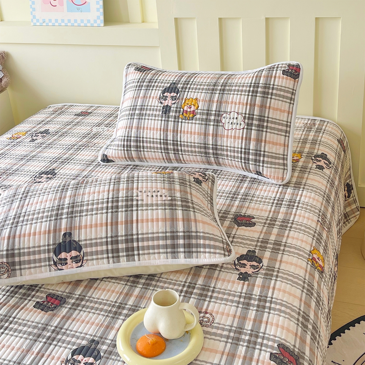 91家纺网 家纺一手货源 找家纺 金鑫汇家纺2025新款A类全棉绗缝夹棉印花床盖 无畏申公豹·咖