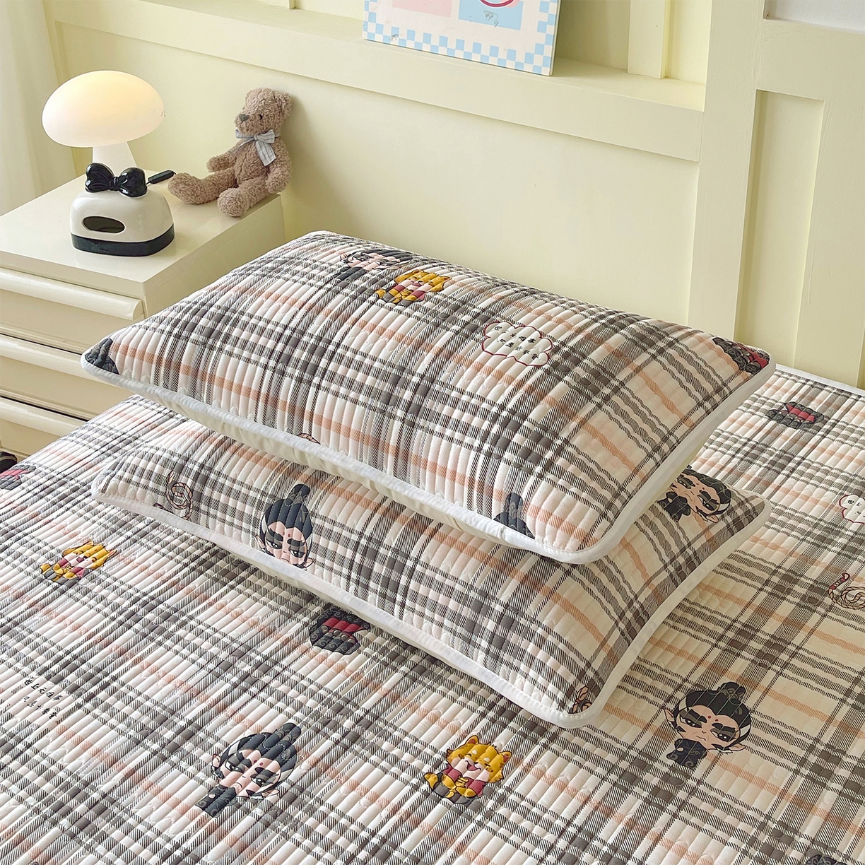 91家纺网 家纺一手货源 找家纺 金鑫汇家纺2025新款A类全棉绗缝夹棉印花床盖 无畏申公豹·咖