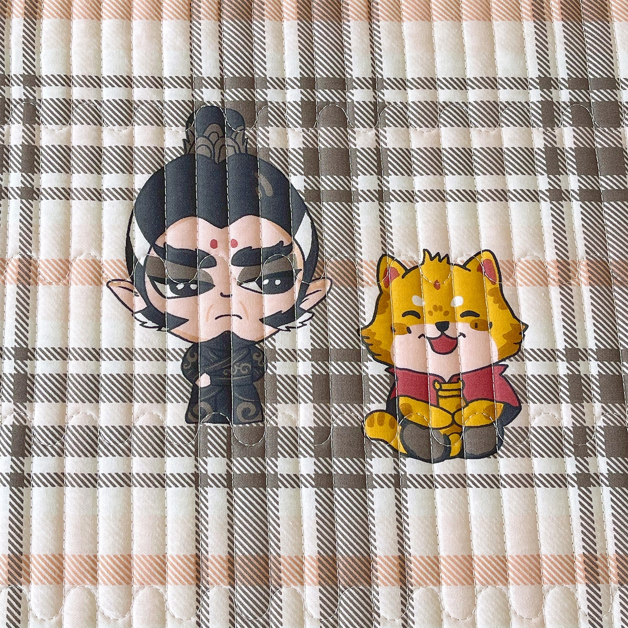 91家纺网 家纺一手货源 找家纺 金鑫汇家纺2025新款A类全棉绗缝夹棉印花床盖 无畏申公豹·咖