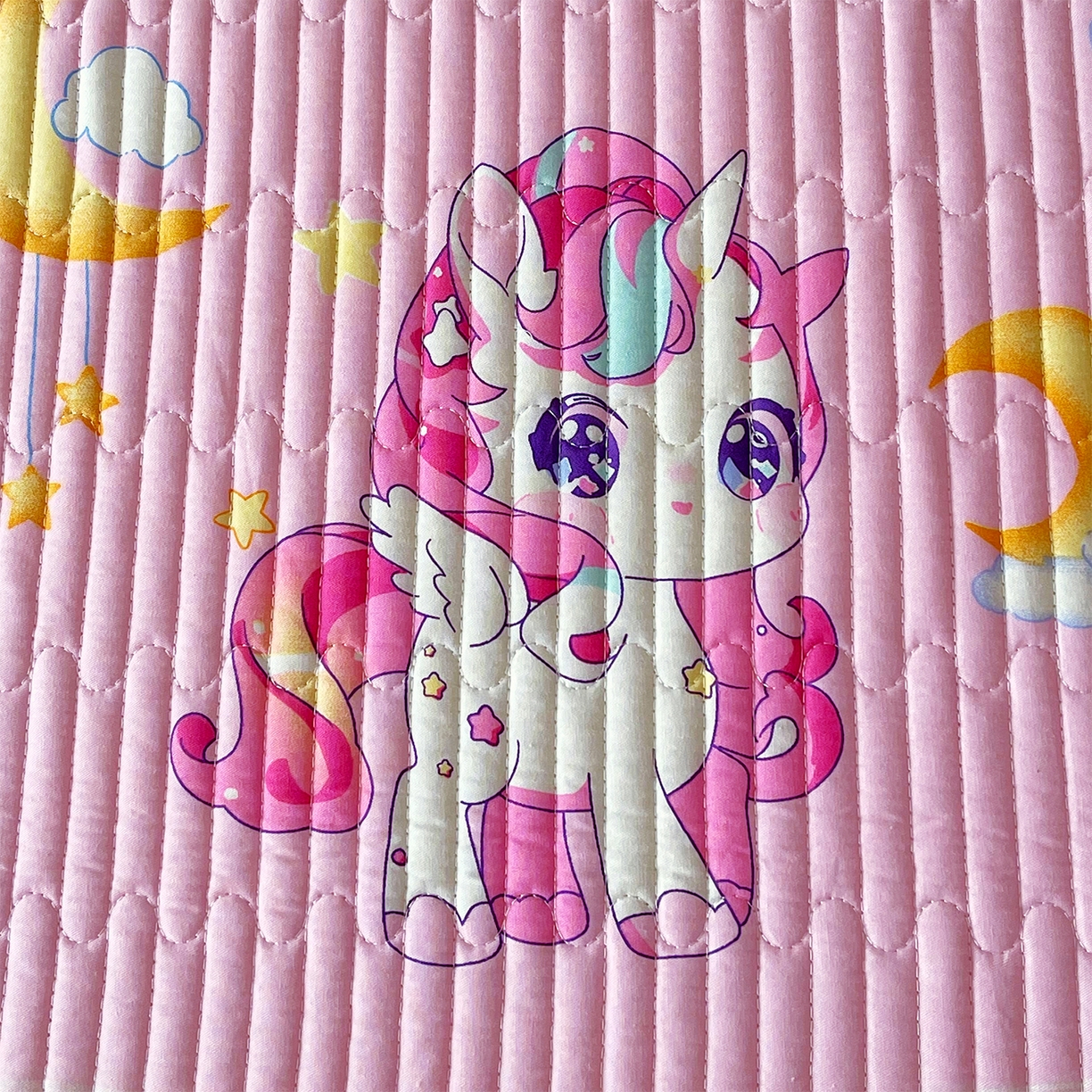 91家纺网 家纺一手货源 找家纺 金鑫汇家纺2025新款A类全棉绗缝夹棉印花床盖 小马莉尔