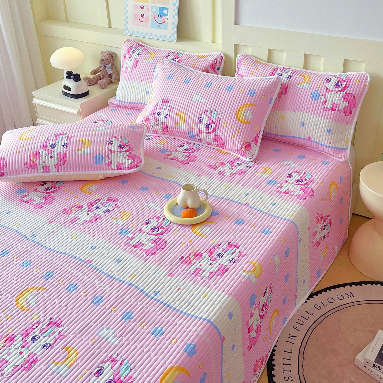 91家纺网 家纺一手货源 找家纺 金鑫汇家纺2025新款A类全棉绗缝夹棉印花床盖 小马莉尔