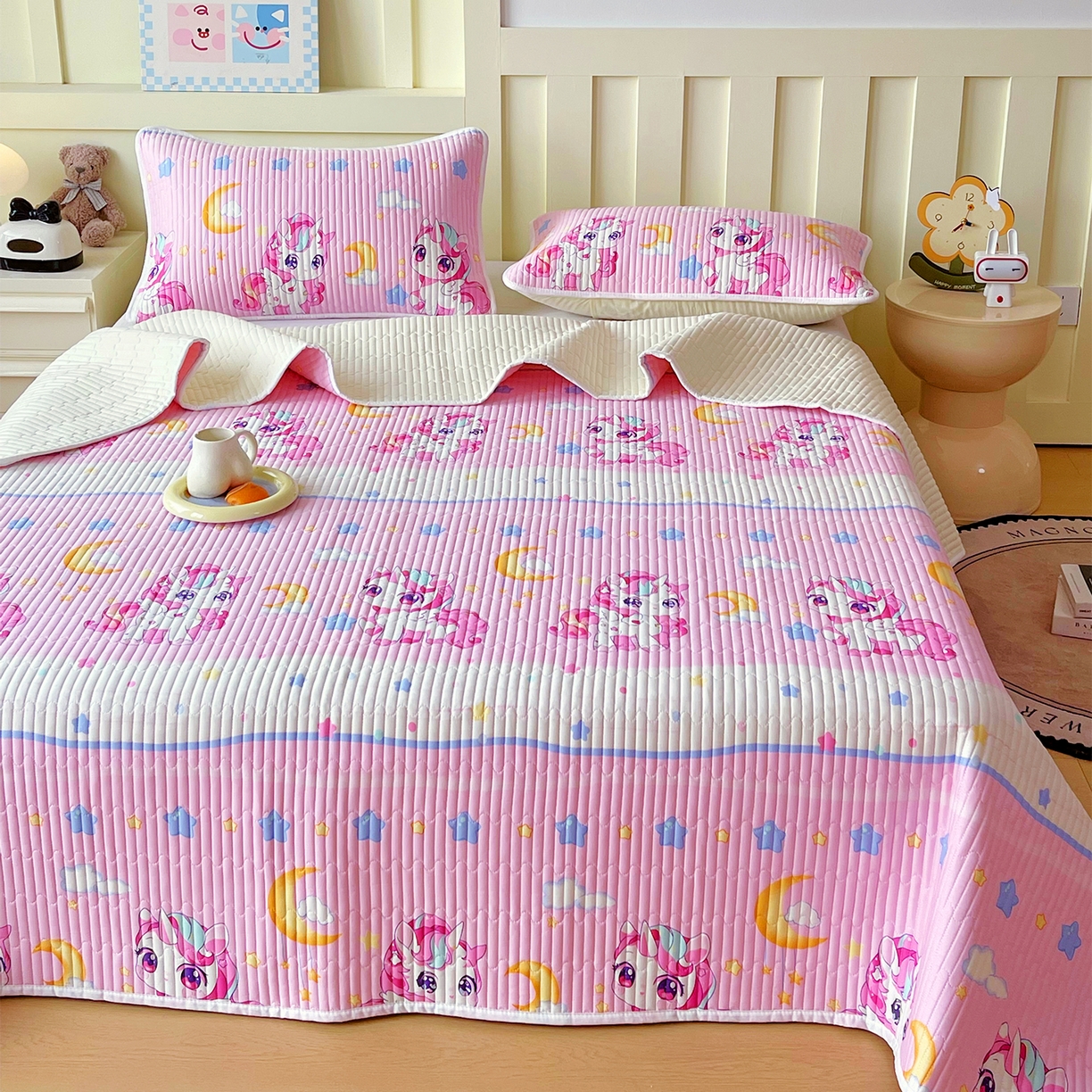 91家纺网 家纺一手货源 找家纺 金鑫汇家纺2025新款A类全棉绗缝夹棉印花床盖 小马莉尔