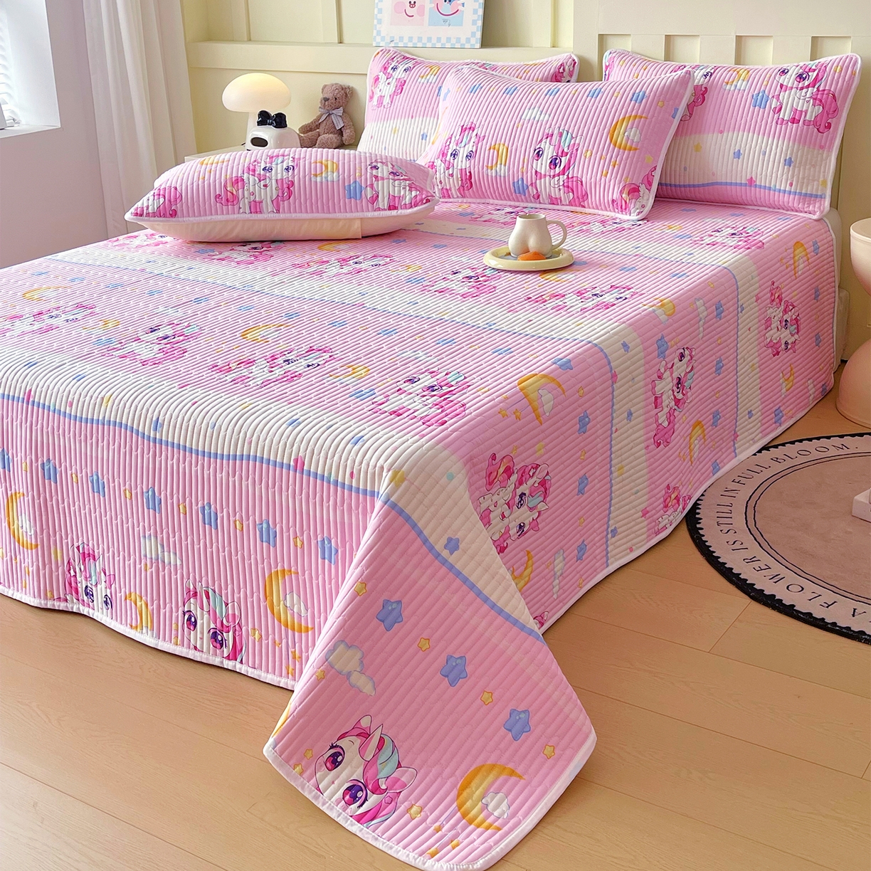 91家纺网 家纺一手货源 找家纺 金鑫汇家纺2025新款A类全棉绗缝夹棉印花床盖 小马莉尔