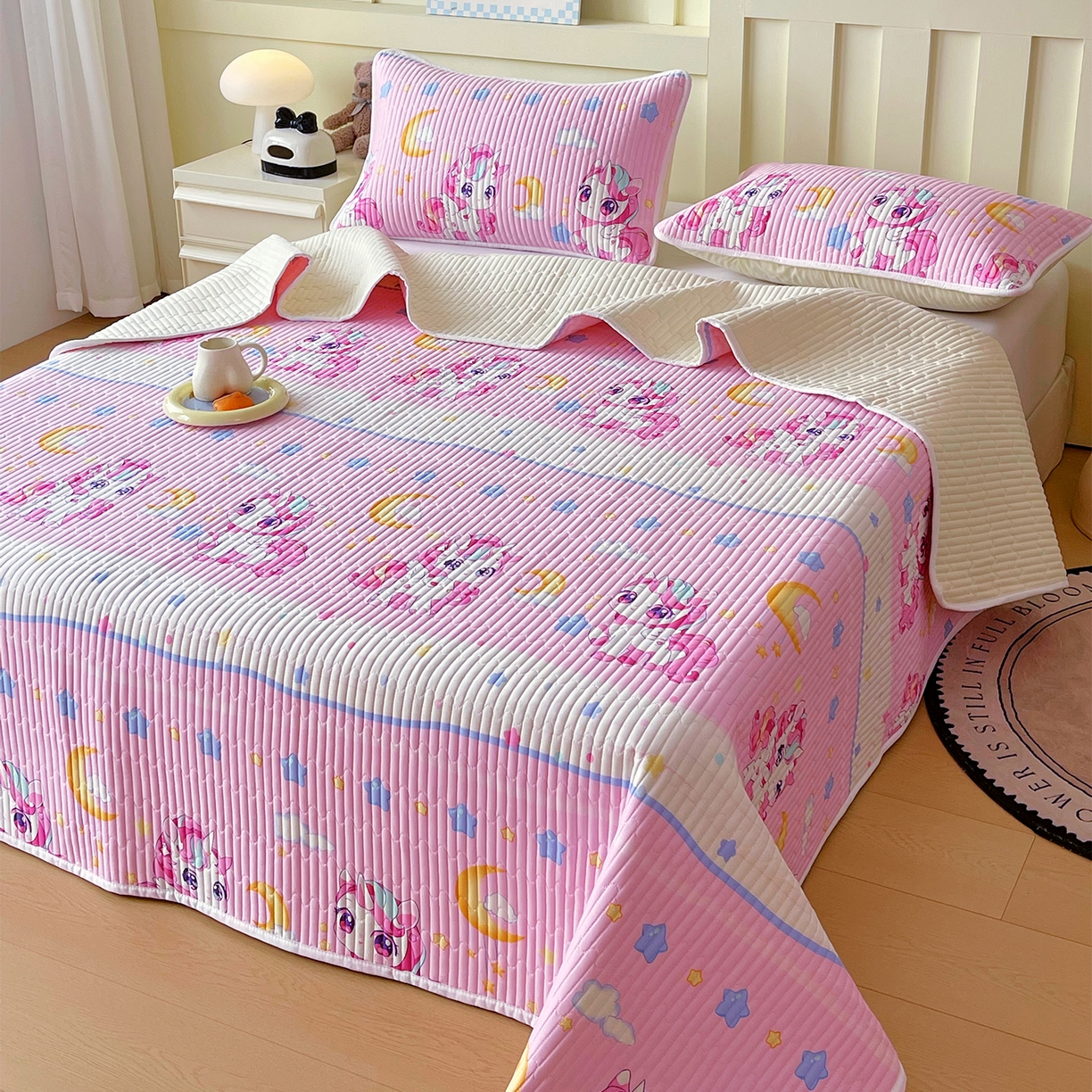 91家纺网 家纺一手货源 找家纺 金鑫汇家纺2025新款A类全棉绗缝夹棉印花床盖 小马莉尔