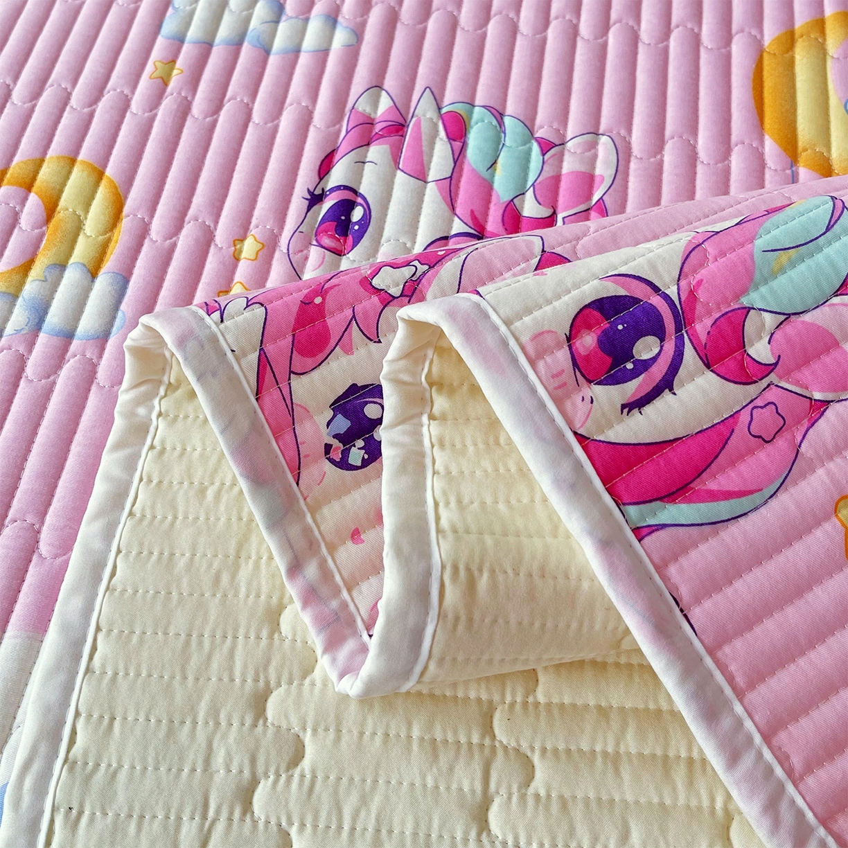 91家纺网 家纺一手货源 找家纺 金鑫汇家纺2025新款A类全棉绗缝夹棉印花床盖 小马莉尔