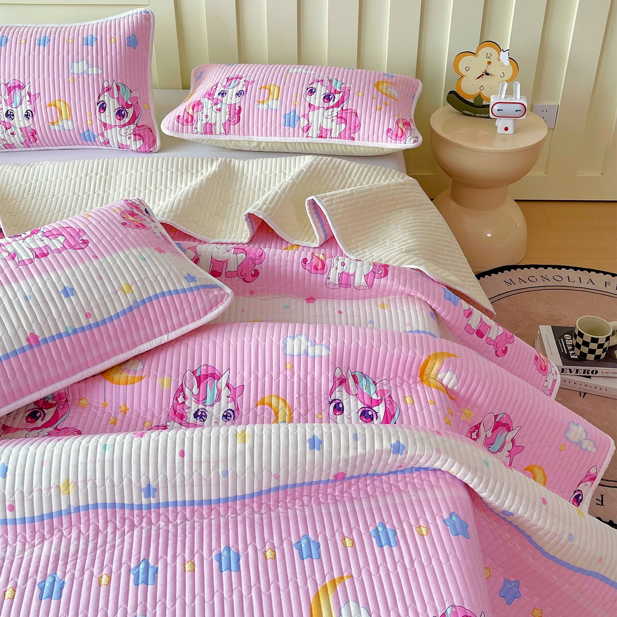 91家纺网 家纺一手货源 找家纺 金鑫汇家纺2025新款A类全棉绗缝夹棉印花床盖 小马莉尔