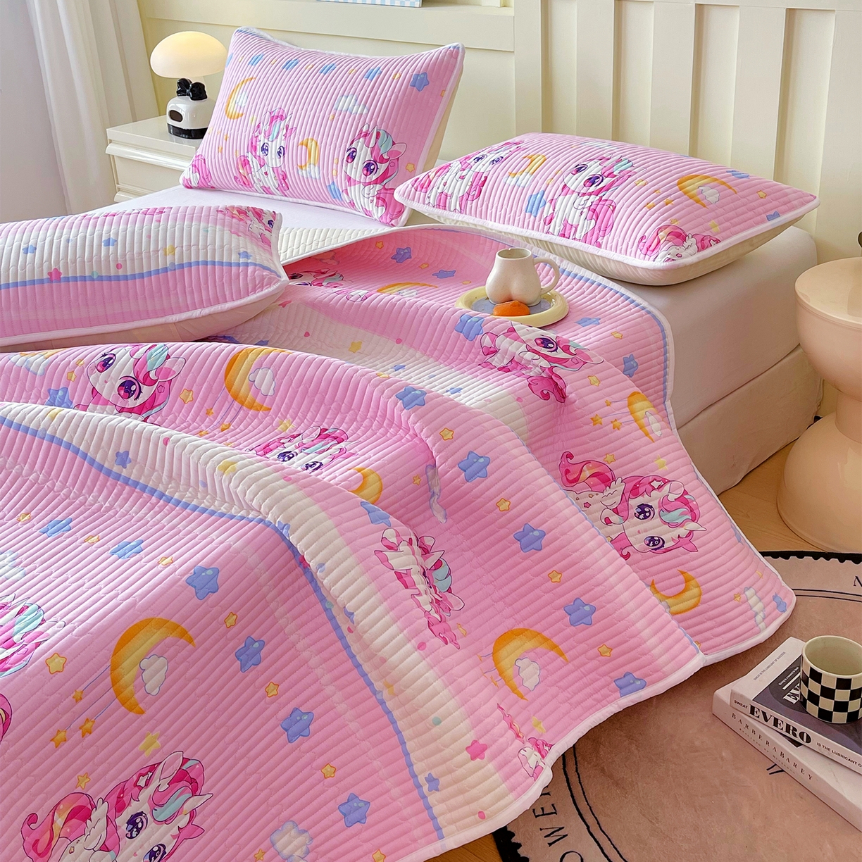 91家纺网 家纺一手货源 找家纺 金鑫汇家纺2025新款A类全棉绗缝夹棉印花床盖 小马莉尔