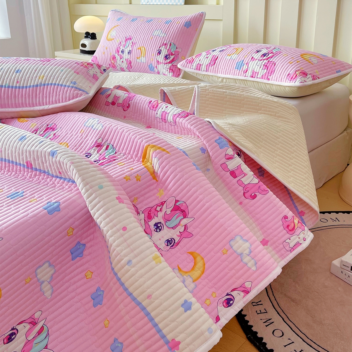 91家纺网 家纺一手货源 找家纺 金鑫汇家纺2025新款A类全棉绗缝夹棉印花床盖 小马莉尔