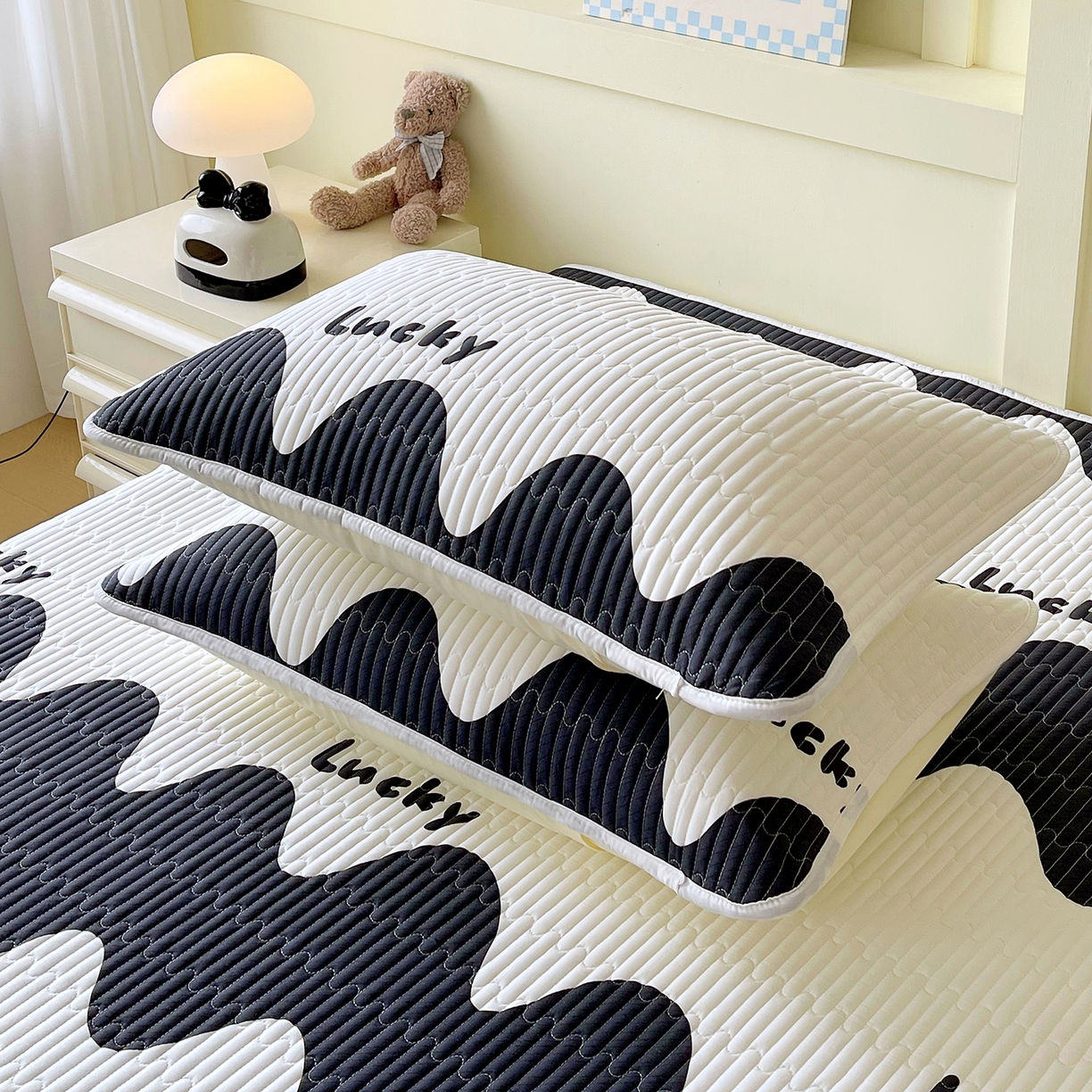 91家纺网 家纺一手货源 找家纺 金鑫汇家纺 2025新款A类全绗缝夹棉印花枕套 波浪世界