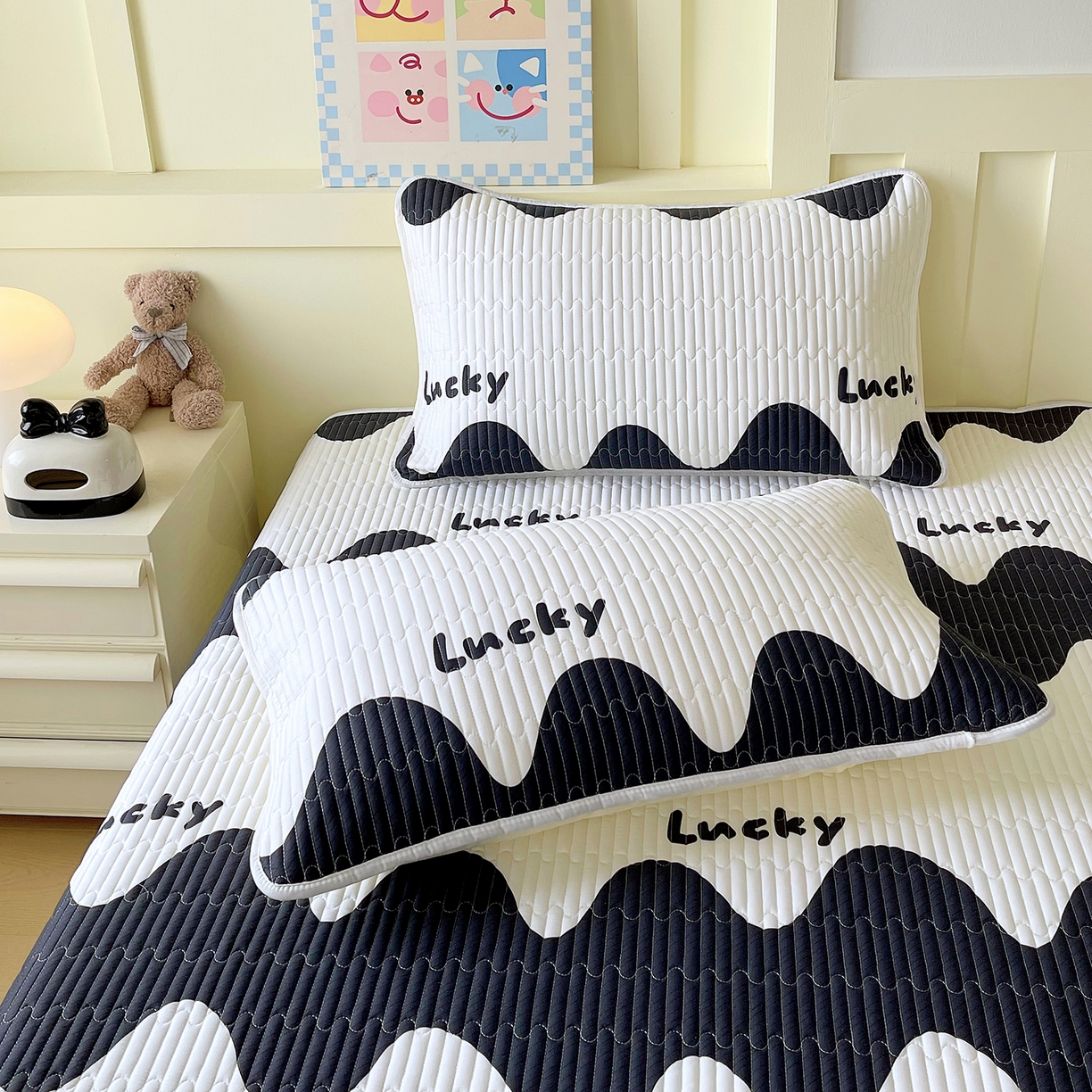 91家纺网 家纺一手货源 找家纺 金鑫汇家纺 2025新款A类全绗缝夹棉印花枕套 波浪世界