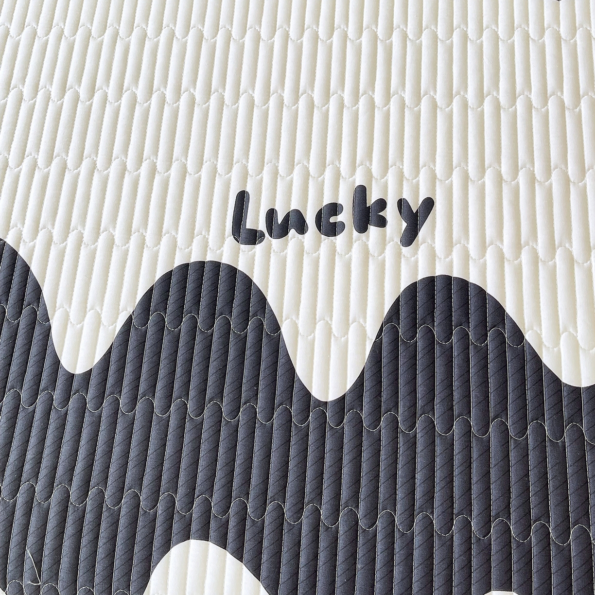 91家纺网 家纺一手货源 找家纺 金鑫汇家纺 2025新款A类全绗缝夹棉印花枕套 波浪世界