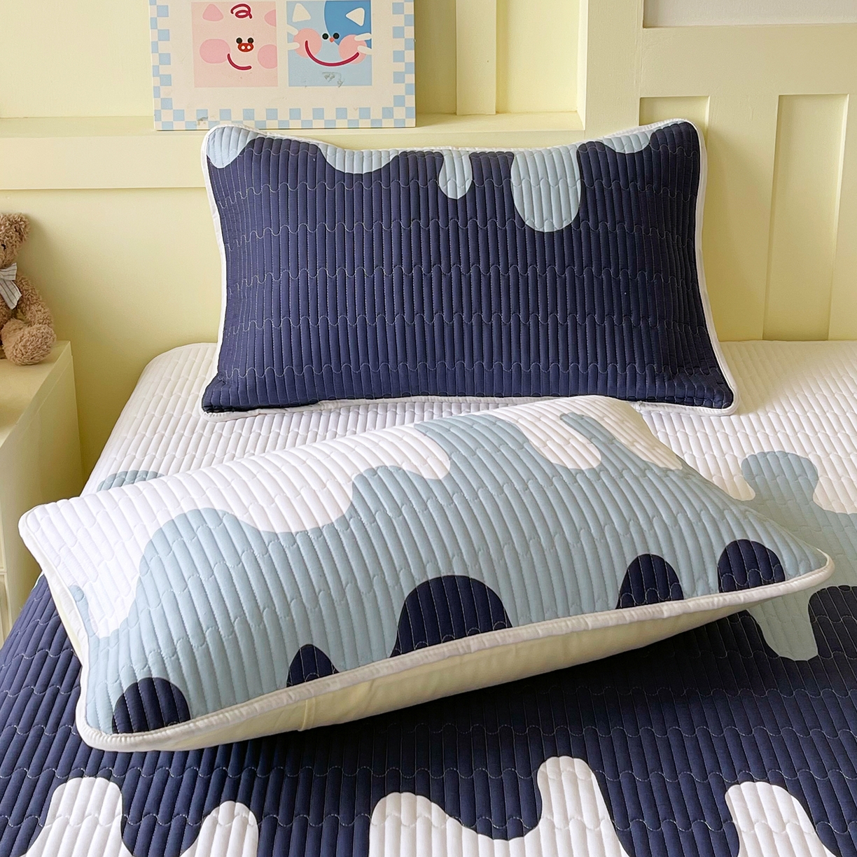 91家纺网 家纺一手货源 找家纺 金鑫汇家纺 2025新款A类全绗缝夹棉印花枕套 奶油蓝