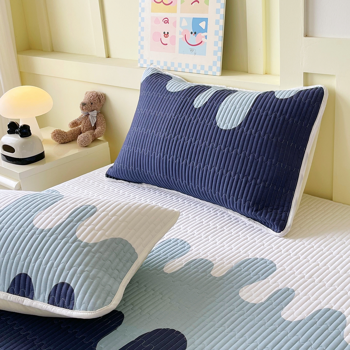 91家纺网 家纺一手货源 找家纺 金鑫汇家纺 2025新款A类全绗缝夹棉印花枕套 奶油蓝