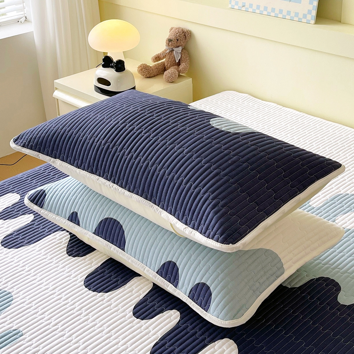 91家纺网 家纺一手货源 找家纺 金鑫汇家纺 2025新款A类全绗缝夹棉印花枕套 奶油蓝