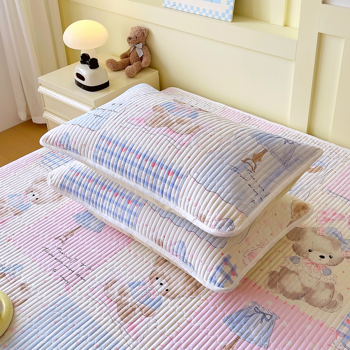 91家纺网 家纺一手货源 找家纺 金鑫汇家纺 2025新款A类全绗缝夹棉印花枕套 熊熊精灵