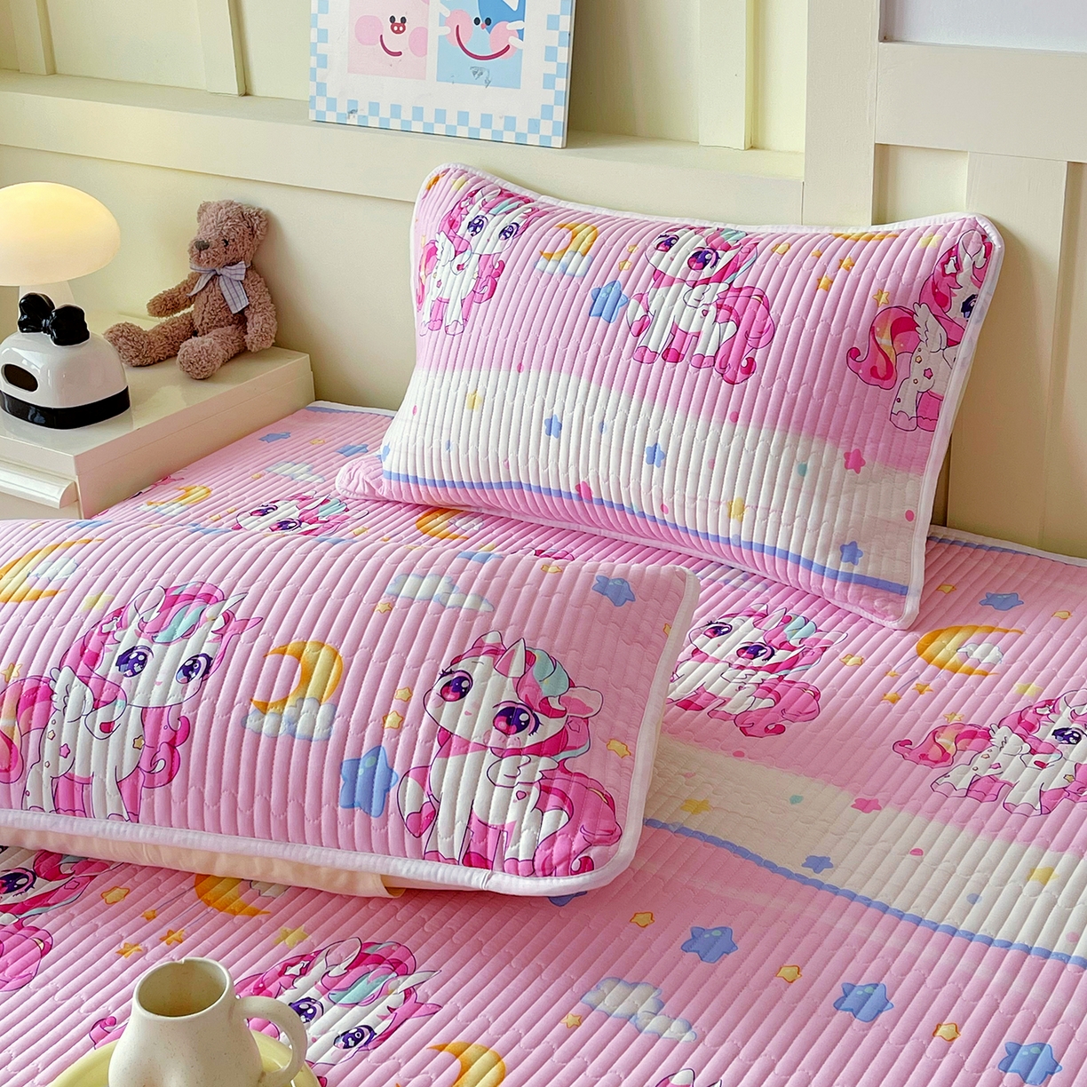 91家纺网 家纺一手货源 找家纺 金鑫汇家纺 2025新款A类全绗缝夹棉印花枕套 小马莉儿