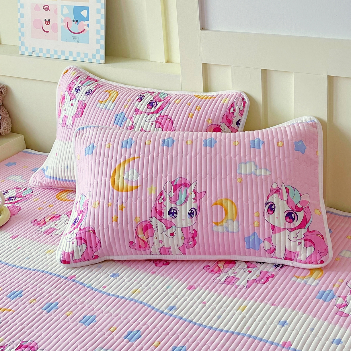 91家纺网 家纺一手货源 找家纺 金鑫汇家纺 2025新款A类全绗缝夹棉印花枕套 小马莉儿