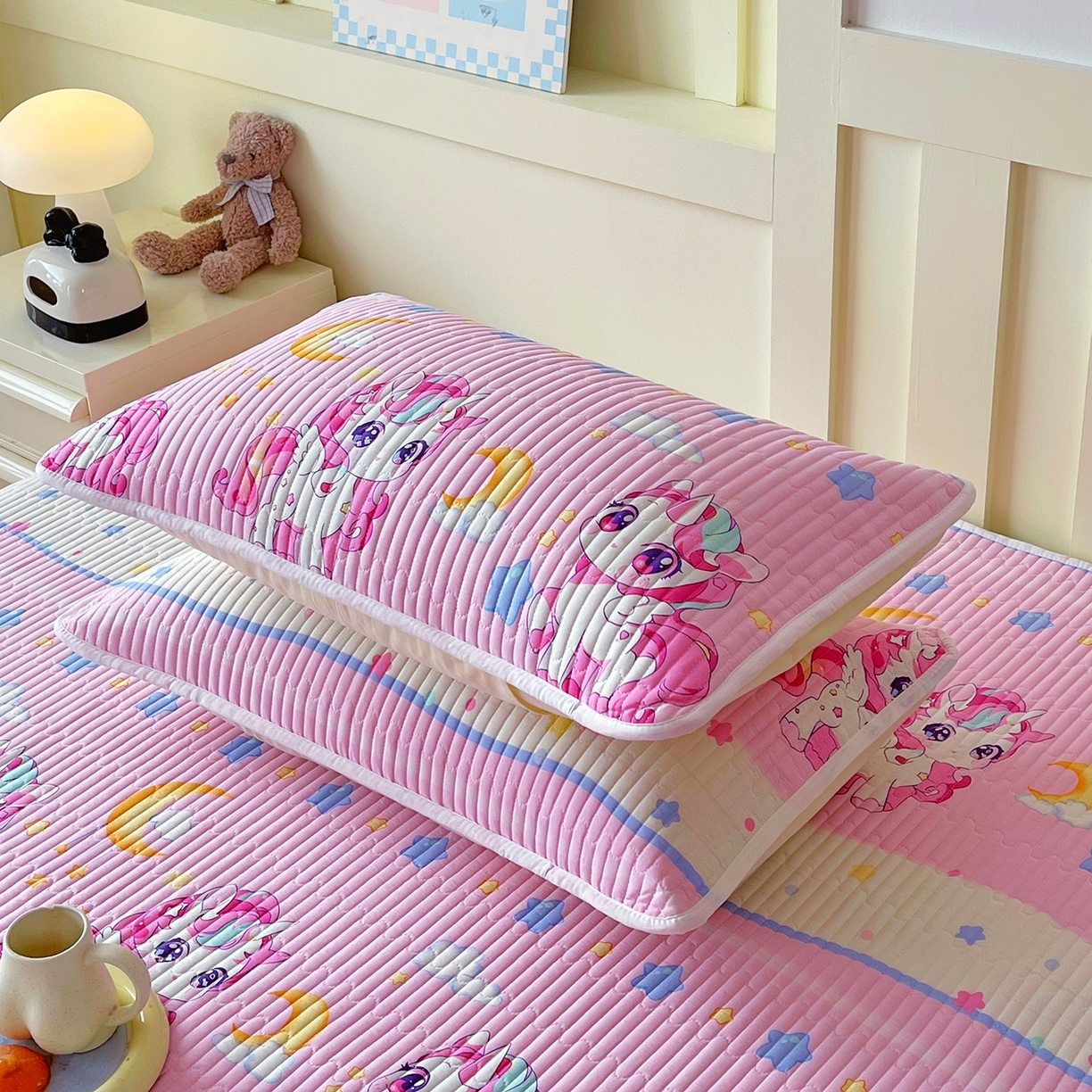 91家纺网 家纺一手货源 找家纺 金鑫汇家纺 2025新款A类全绗缝夹棉印花枕套 小马莉儿