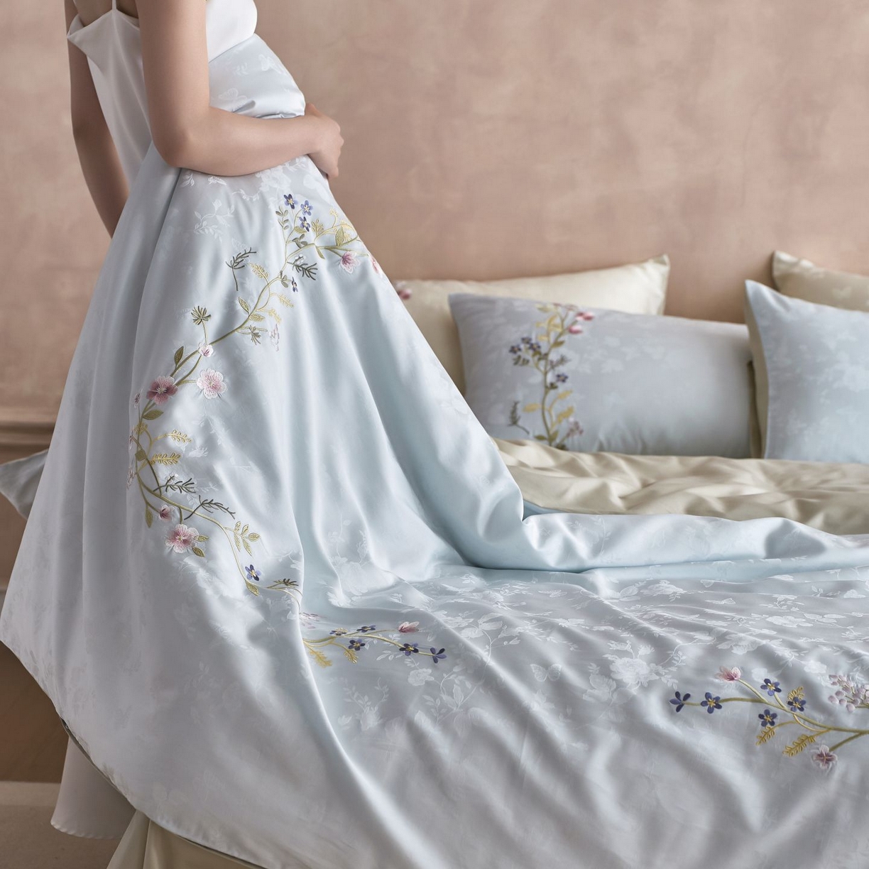 91家纺网 家纺一手货源 找家纺 初拾 2025新款100s全棉提花刺绣系列—花步巷 花步巷-海边蓝