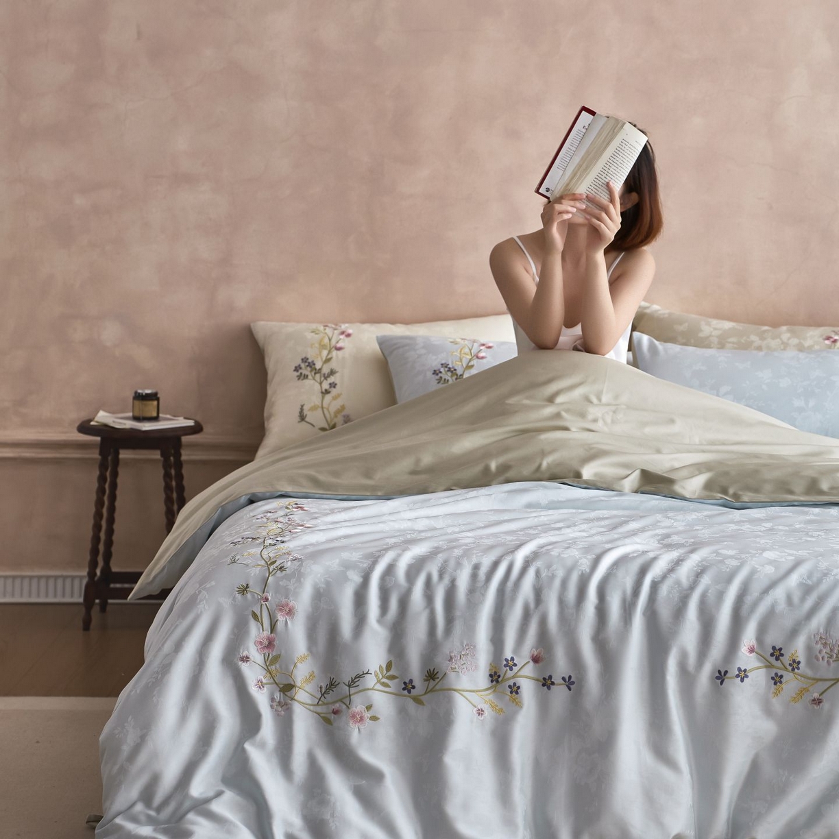 91家纺网 家纺一手货源 找家纺 初拾 2025新款100s全棉提花刺绣系列—花步巷 花步巷-海边蓝