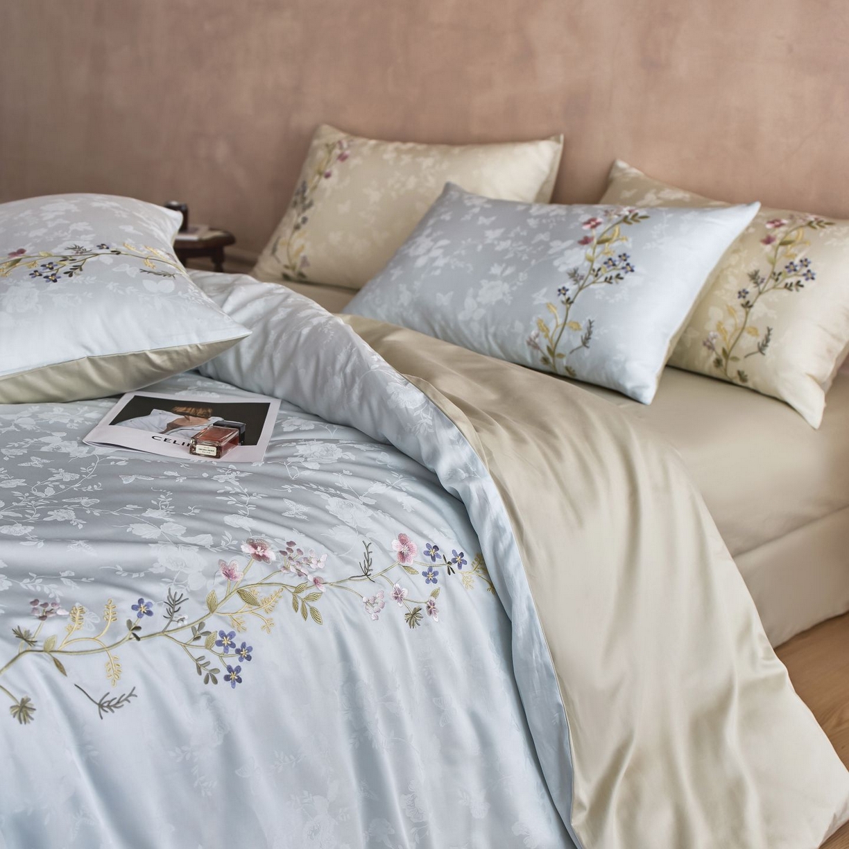 91家纺网 家纺一手货源 找家纺 初拾 2025新款100s全棉提花刺绣系列—花步巷 花步巷-海边蓝