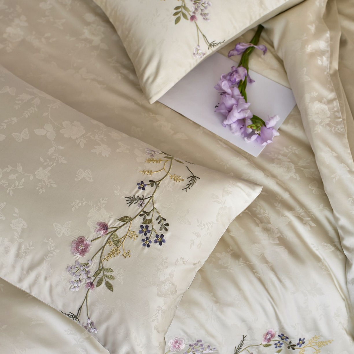 91家纺网 家纺一手货源 找家纺 初拾 2025新款100s全棉提花刺绣系列—花步巷 花步巷-奶油白绿