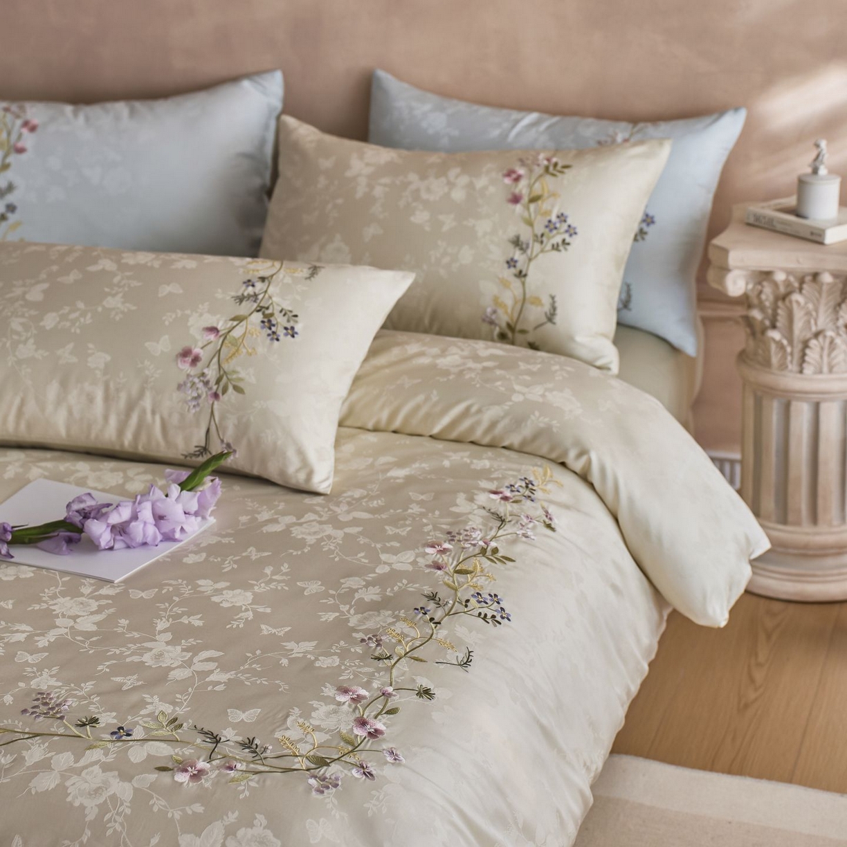 91家纺网 家纺一手货源 找家纺 初拾 2025新款100s全棉提花刺绣系列—花步巷 花步巷-奶油白绿