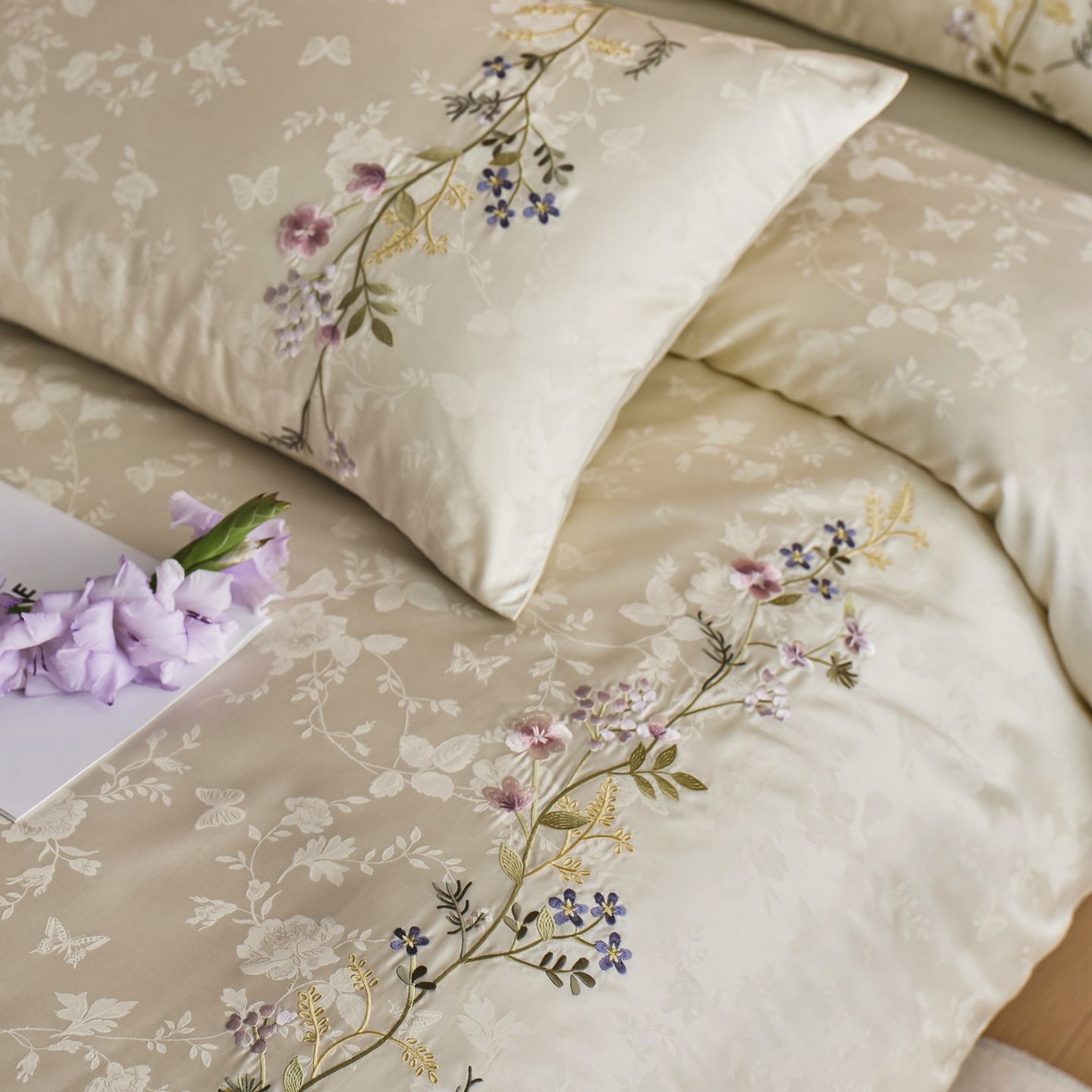 91家纺网 家纺一手货源 找家纺 初拾 2025新款100s全棉提花刺绣系列—花步巷 花步巷-奶油白绿