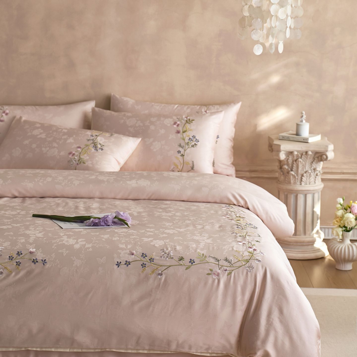 91家纺网 家纺一手货源 找家纺 初拾 2025新款100s全棉提花刺绣系列—花步巷 花步巷-樱落粉