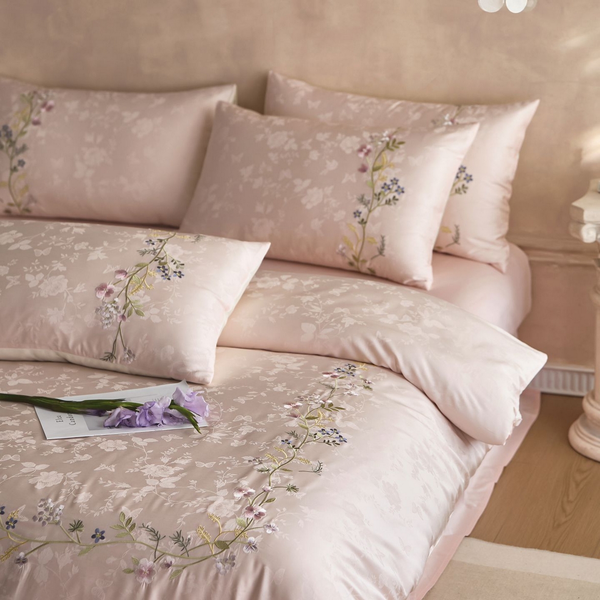 91家纺网 家纺一手货源 找家纺 初拾 2025新款100s全棉提花刺绣系列—花步巷 花步巷-樱落粉