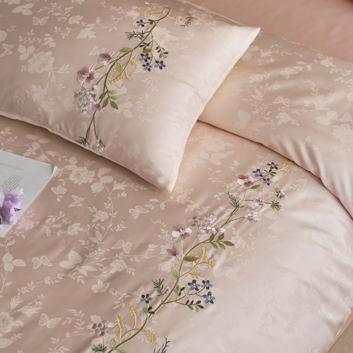 91家纺网 家纺一手货源 找家纺 初拾 2025新款100s全棉提花刺绣系列—花步巷 花步巷-樱落粉