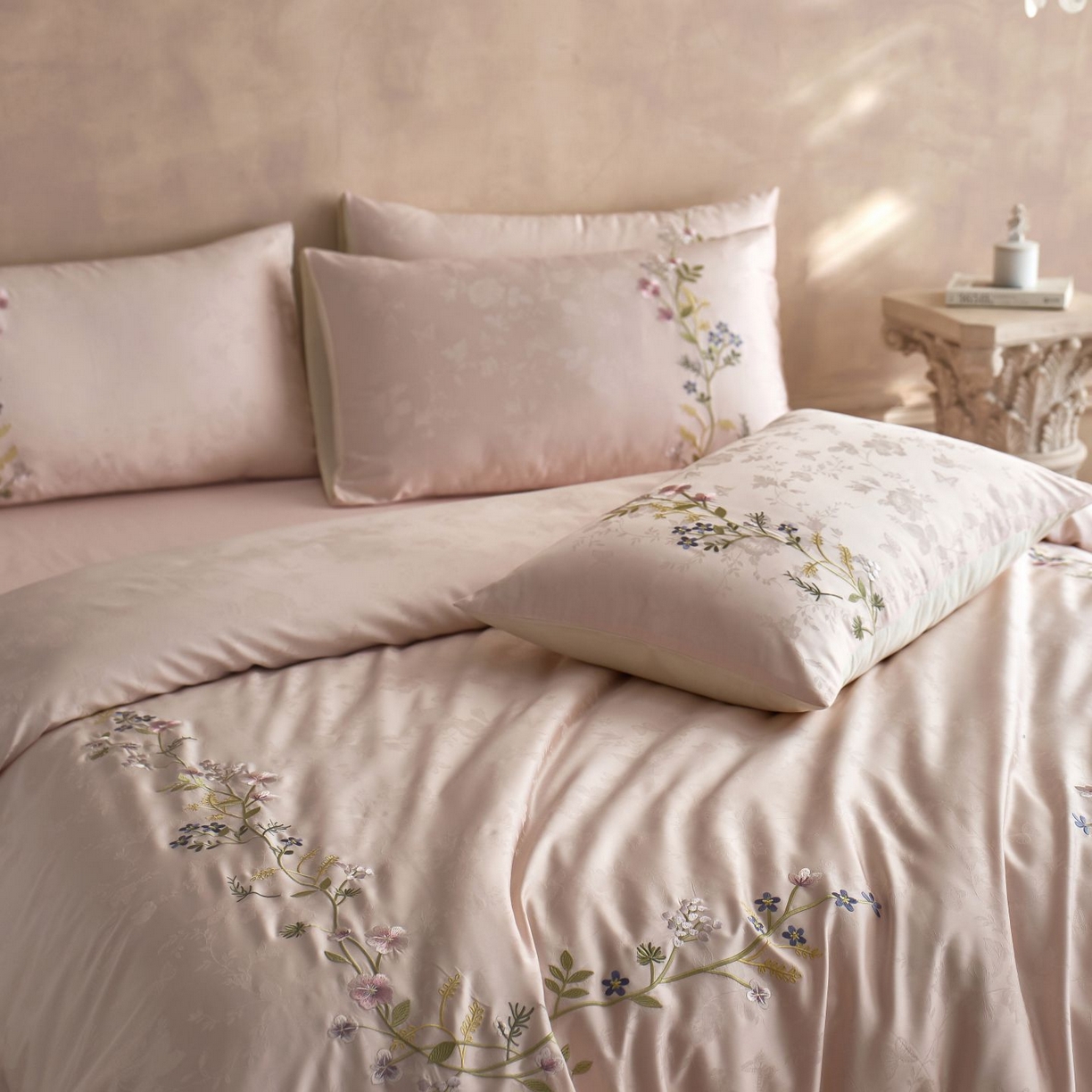 91家纺网 家纺一手货源 找家纺 初拾 2025新款100s全棉提花刺绣系列—花步巷 花步巷-樱落粉