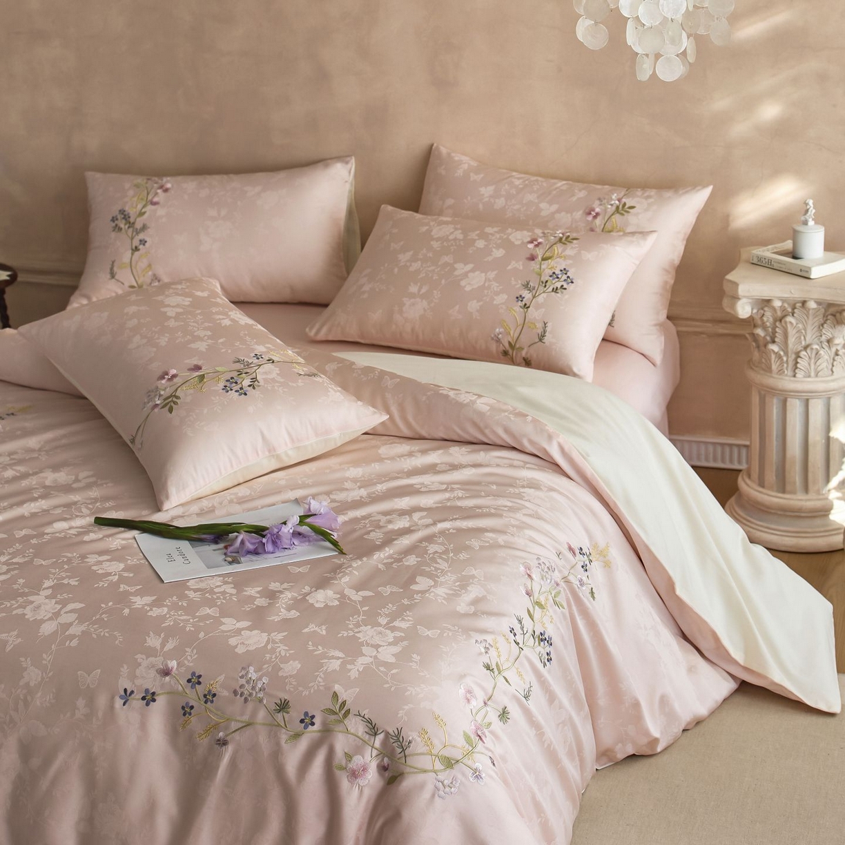 91家纺网 家纺一手货源 找家纺 初拾 2025新款100s全棉提花刺绣系列—花步巷 花步巷-樱落粉