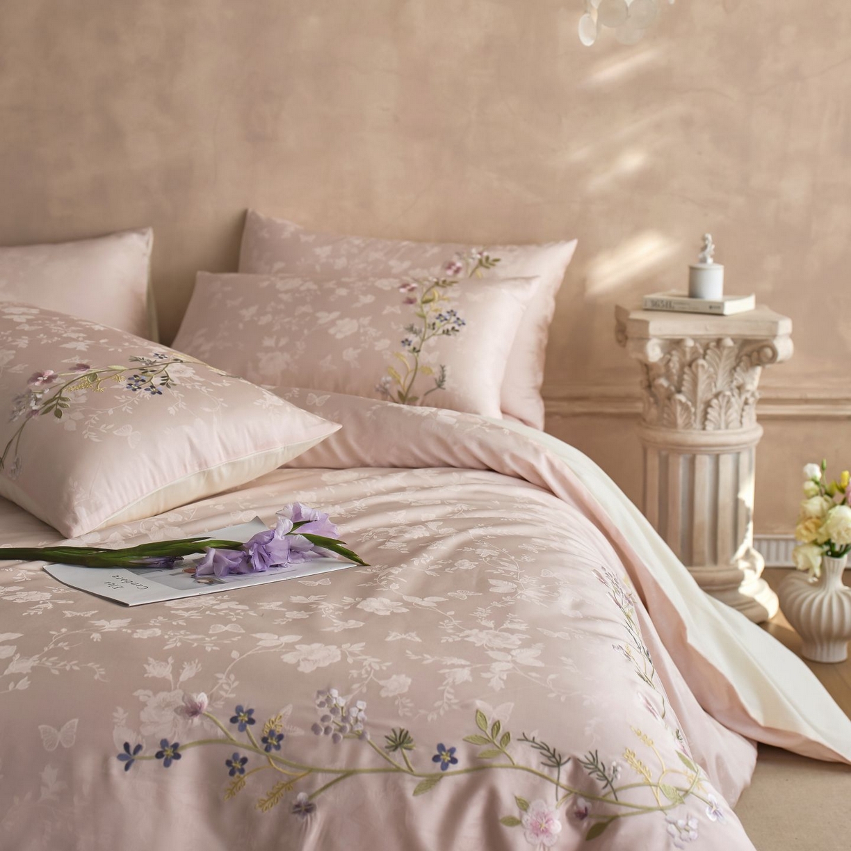 91家纺网 家纺一手货源 找家纺 初拾 2025新款100s全棉提花刺绣系列—花步巷 花步巷-樱落粉