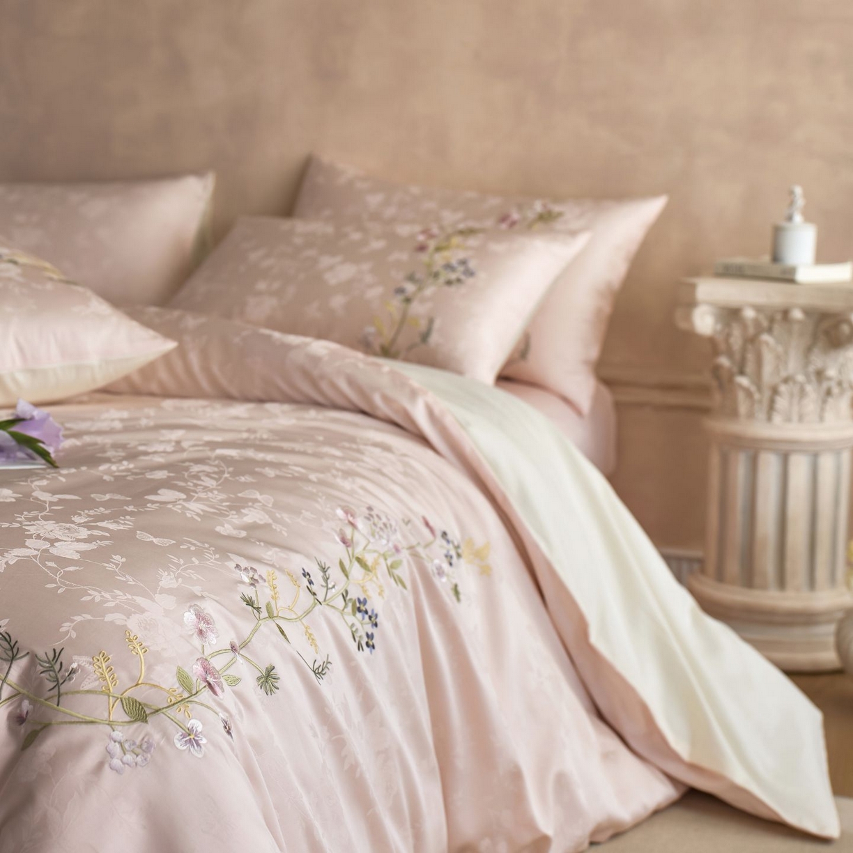 91家纺网 家纺一手货源 找家纺 初拾 2025新款100s全棉提花刺绣系列—花步巷 花步巷-樱落粉