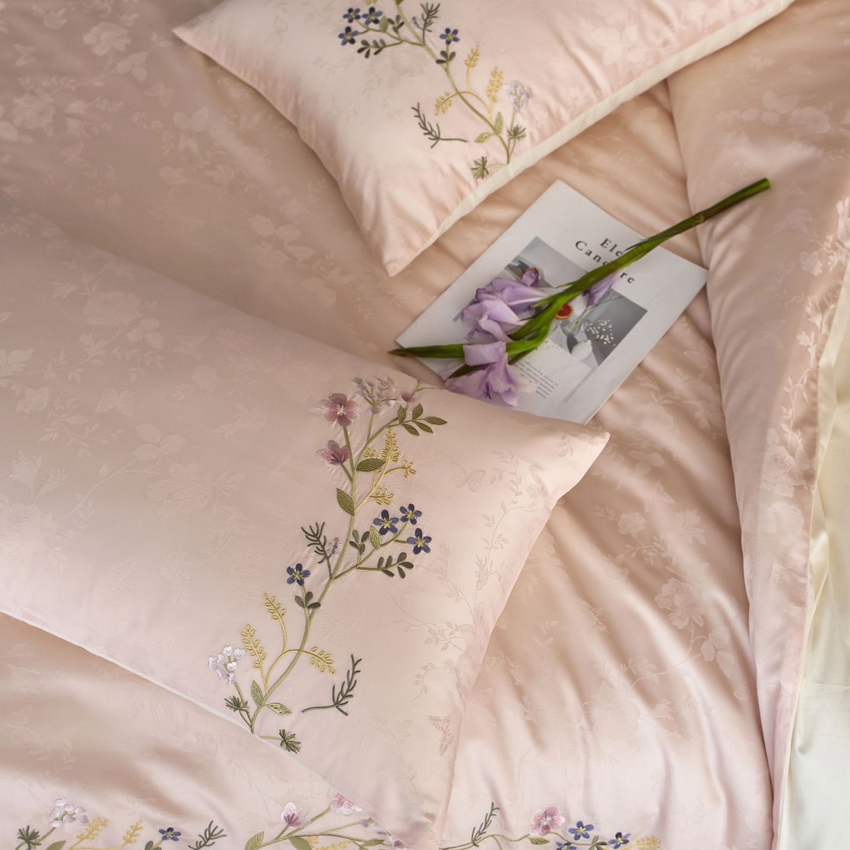 91家纺网 家纺一手货源 找家纺 初拾 2025新款100s全棉提花刺绣系列—花步巷 花步巷-樱落粉