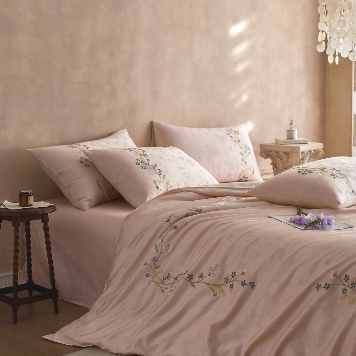 91家纺网 家纺一手货源 找家纺 初拾 2025新款100s全棉提花刺绣系列—花步巷 花步巷-樱落粉