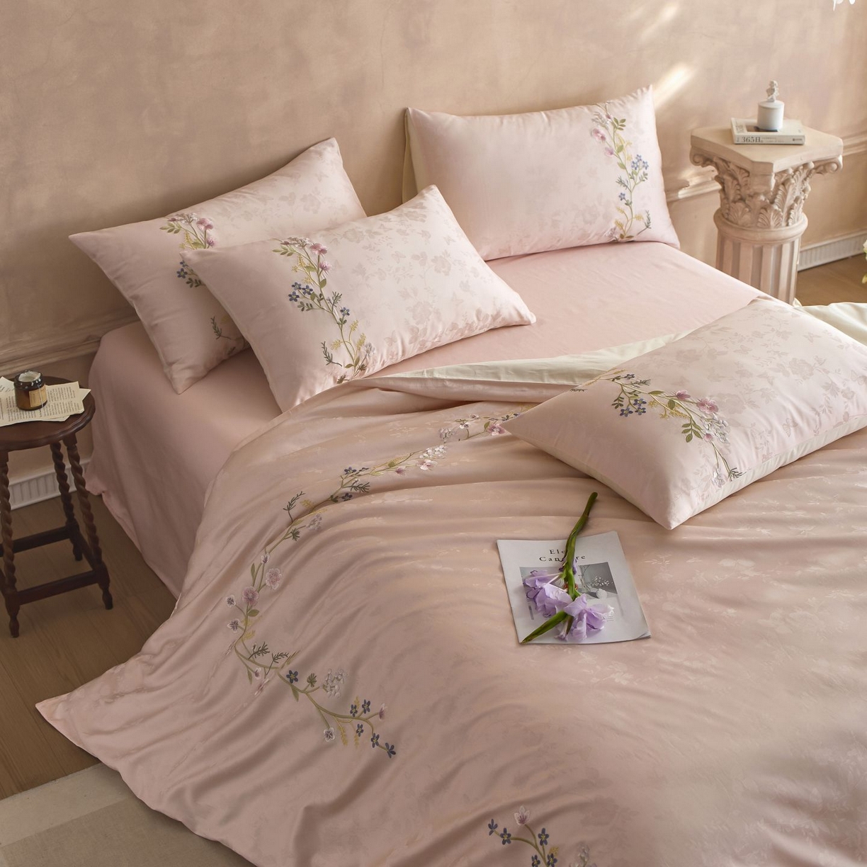 91家纺网 家纺一手货源 找家纺 初拾 2025新款100s全棉提花刺绣系列—花步巷 花步巷-樱落粉