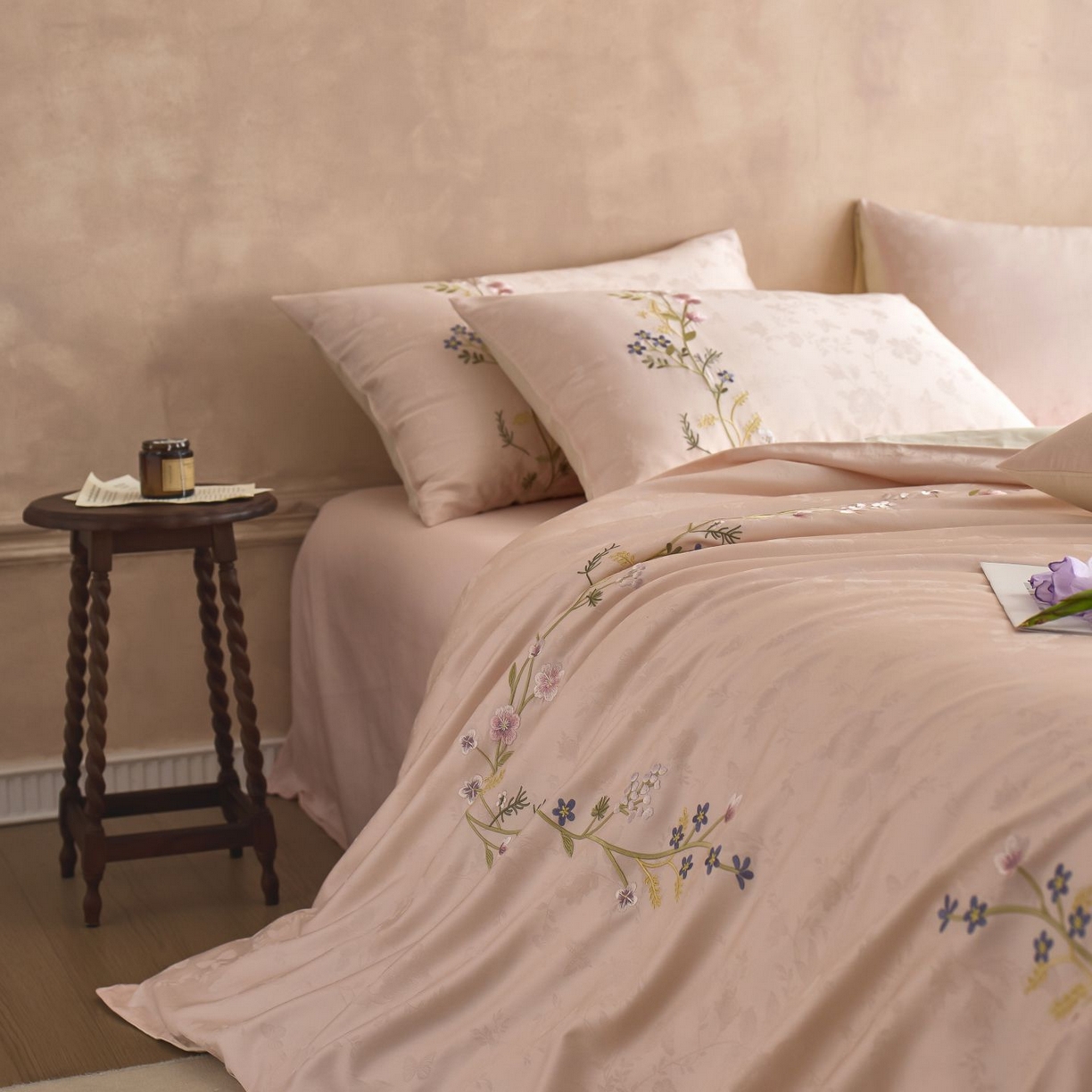 91家纺网 家纺一手货源 找家纺 初拾 2025新款100s全棉提花刺绣系列—花步巷 花步巷-樱落粉