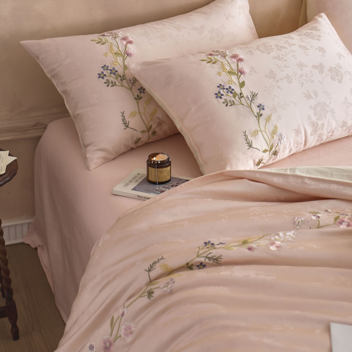 91家纺网 家纺一手货源 找家纺 初拾 2025新款100s全棉提花刺绣系列—花步巷 花步巷-樱落粉