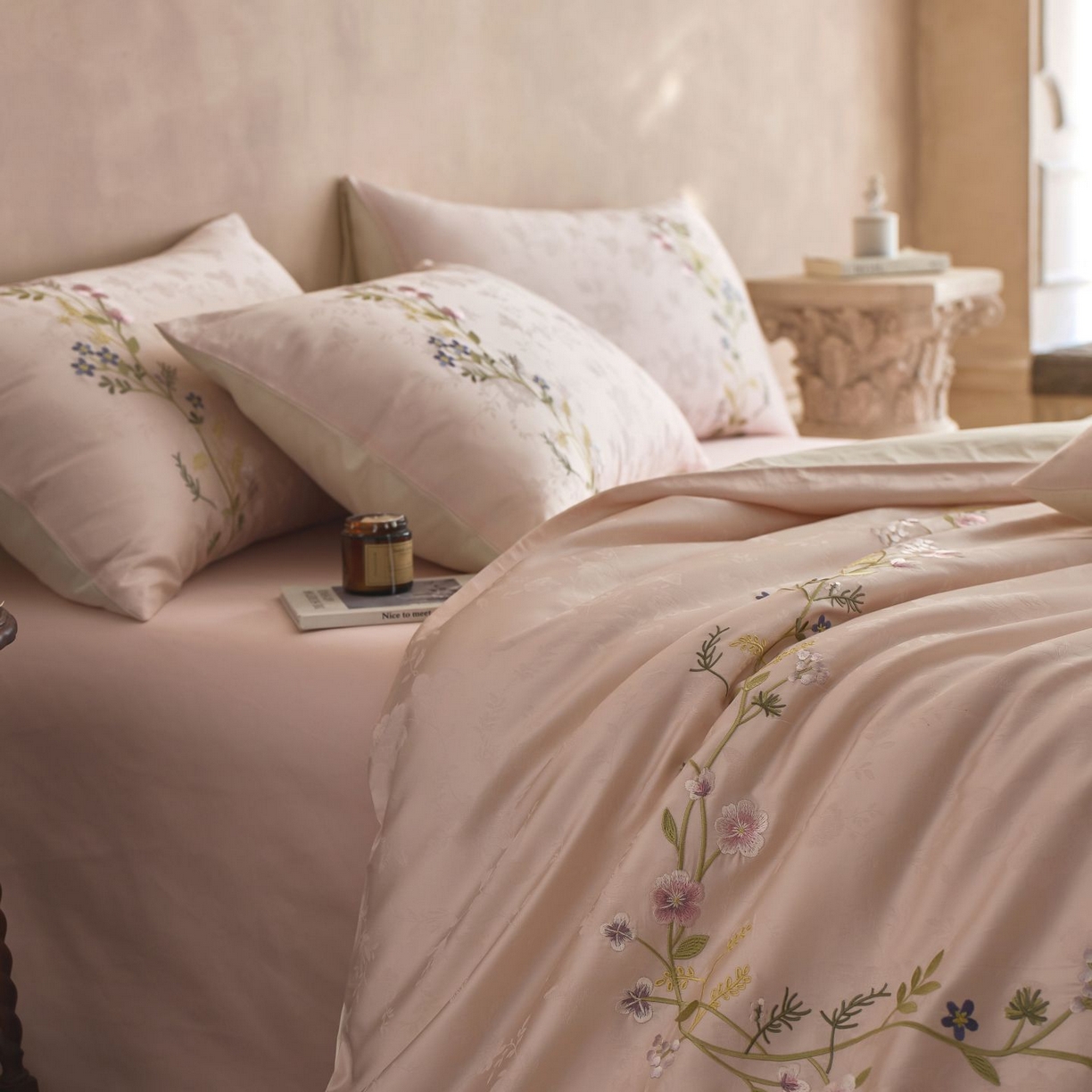 91家纺网 家纺一手货源 找家纺 初拾 2025新款100s全棉提花刺绣系列—花步巷 花步巷-樱落粉