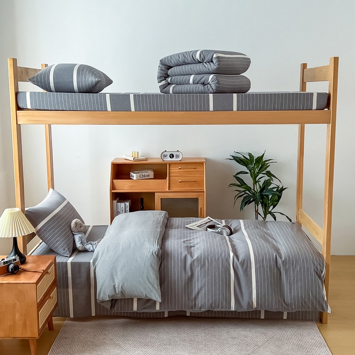 91家纺网 家纺一手货源 找家纺 九沐良品 2025新款全棉纯棉色织水洗棉学生三件套六件套大礼包 灰条