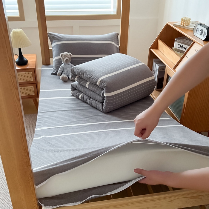 91家纺网 家纺一手货源 找家纺 九沐良品 2025新款全棉纯棉色织水洗棉学生三件套六件套大礼包 灰条