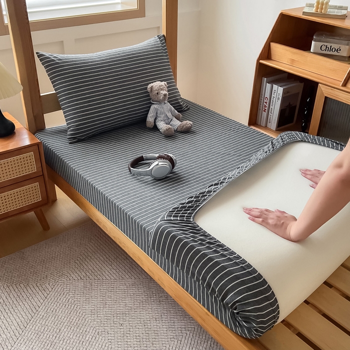 91家纺网 家纺一手货源 找家纺 九沐良品 2025新款全棉纯棉色织水洗棉学生三件套六件套大礼包 中灰条