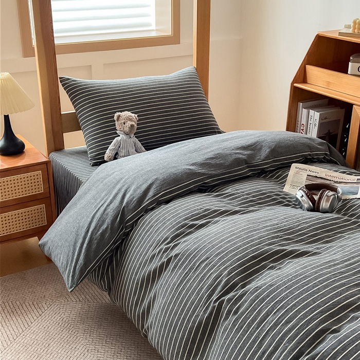 91家纺网 家纺一手货源 找家纺 九沐良品 2025新款全棉纯棉色织水洗棉学生三件套六件套大礼包 中灰条