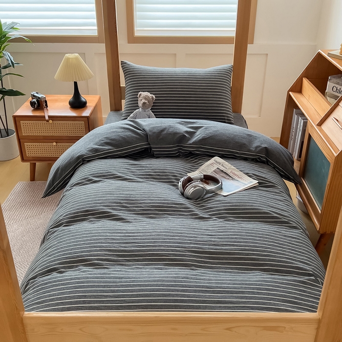 91家纺网 家纺一手货源 找家纺 九沐良品 2025新款全棉纯棉色织水洗棉学生三件套六件套大礼包 中灰条