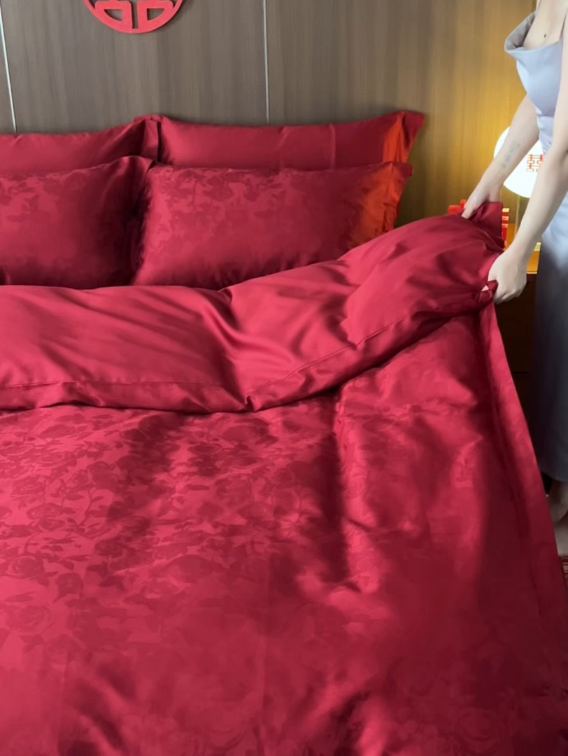 91家纺网 家纺一手货源 找家纺 轩和家居 2025新款50S长绒棉贡缎提花婚庆四件套（优惠劵之后不低于298） 玫羽