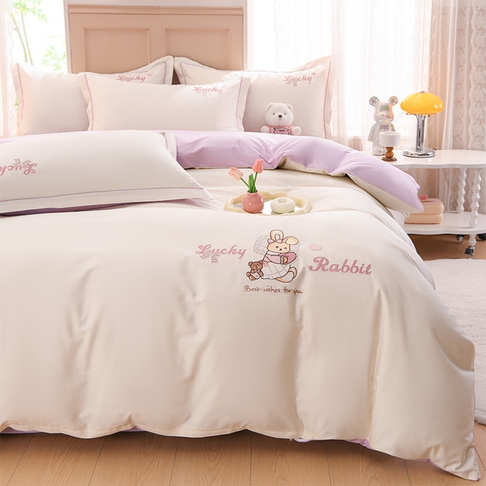 91家纺网 家纺一手货源 找家纺 登登家纺 2025新款A类长绒棉刺绣四件套-卡通 兔熊-白紫