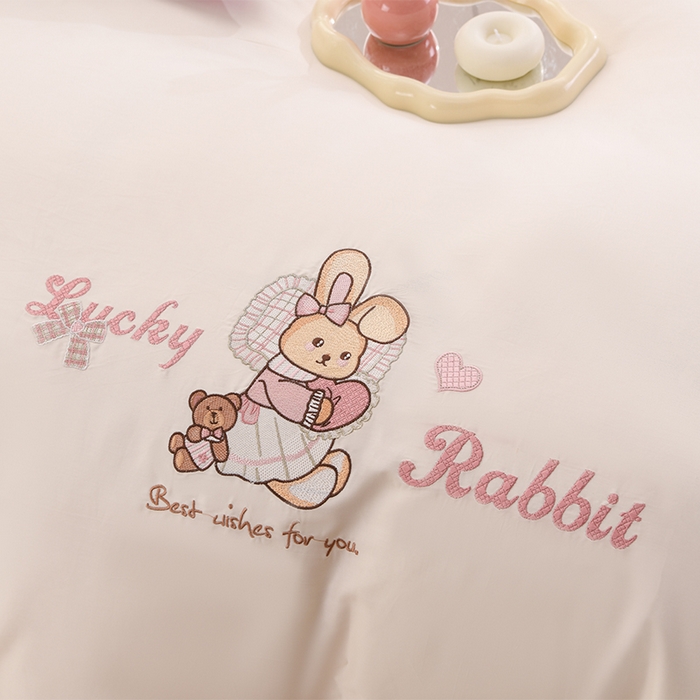 91家纺网 家纺一手货源 找家纺 登登家纺 2025新款A类长绒棉刺绣四件套-卡通 兔熊-白紫