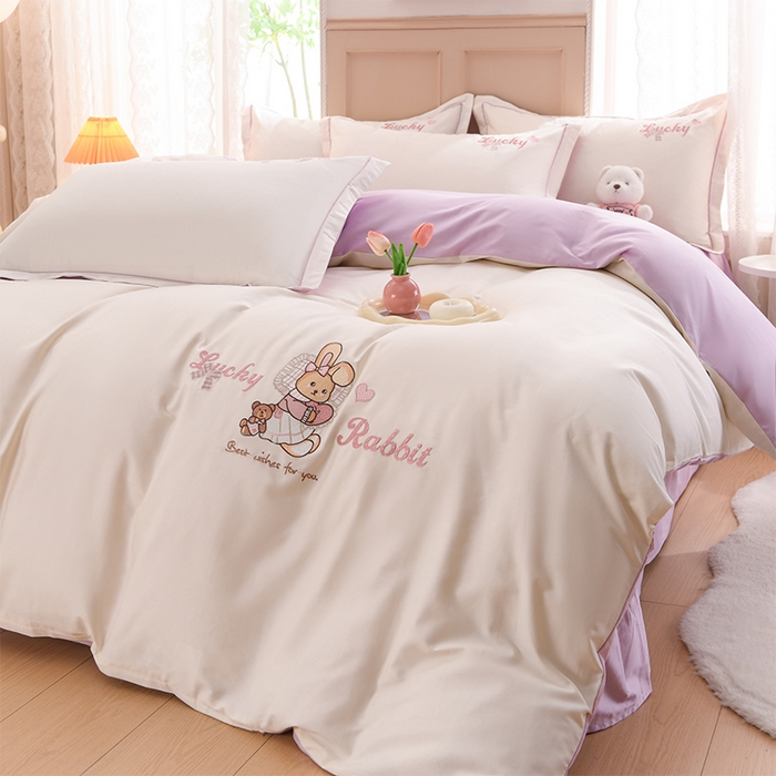 91家纺网 家纺一手货源 找家纺 登登家纺 2025新款A类长绒棉刺绣四件套-卡通 兔熊-白紫